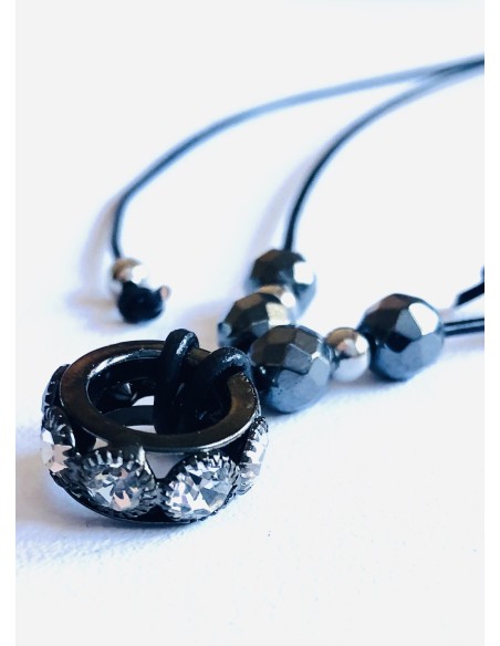 Χειροποίητο γυναικείο κολιέ με κεντρικό στοιχείο ρόδα σε μαύρο με λευκά ζιργκόν Lora Χειροποίητο γυναικείο κολιέ με κεντρικό στοιχείο ρόδα σε μαύρο με λευκά ζιργκόν Lora