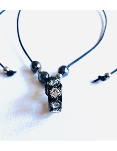 Χειροποίητο γυναικείο κολιέ με κεντρικό στοιχείο ρόδα σε μαύρο με λευκά ζιργκόν Lora Χειροποίητο γυναικείο κολιέ με κεντρικό στοιχείο ρόδα σε μαύρο με λευκά ζιργκόν Lora