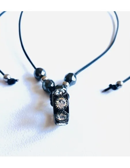 Χειροποίητο γυναικείο κολιέ με κεντρικό στοιχείο ρόδα σε μαύρο με λευκά ζιργκόν Lora