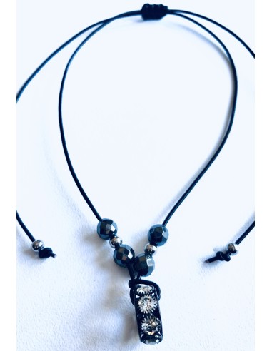 Χειροποίητο γυναικείο κολιέ με κεντρικό στοιχείο ρόδα σε μαύρο με λευκά ζιργκόν Lora Χειροποίητο γυναικείο κολιέ με κεντρικό στοιχείο ρόδα σε μαύρο με λευκά ζιργκόν Lora