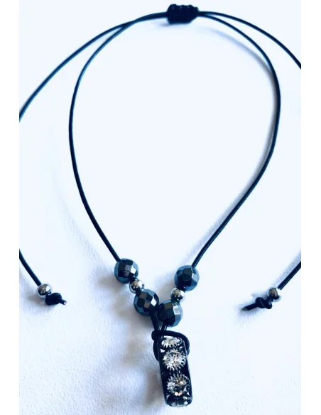 Χειροποίητο γυναικείο κολιέ με κεντρικό στοιχείο ρόδα σε μαύρο με λευκά ζιργκόν Lora