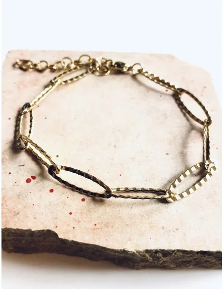 Χειροποίητο γυναικείο βραχιόλι από επιχρυσωμένο σφυρίλατο ατσάλι Drosostalia Χειροποίητο γυναικείο βραχιόλι από επιχρυσωμένο σφυρίλατο ατσάλι Drosostalia