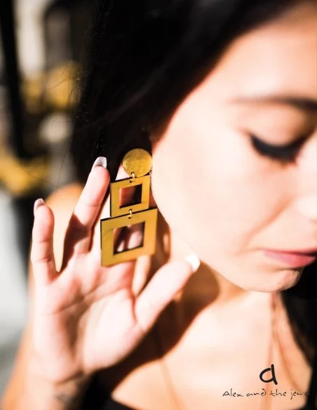 Κόσμημα σκουλαρίκια με άνισα τετράγωνα στοιχεία σε χρυσό χρώμα Squared Κόσμημα σκουλαρίκια με άνισα τετράγωνα στοιχεία σε χρυσό χρώμα Squared