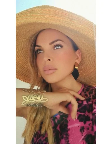 Χειροποίητο δερμάτινο διάτρητο βραχιόλι σε μαύρο ή χρυσό με κούμπωμα τρουκς Rose