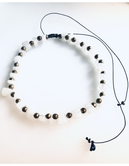 Χειροποίητο γυναικείο κολιέ με λευκές ημιπολύτιμες πέτρες και πέτρες Αιματίτη σε χρυσό Χειροποίητο γυναικείο κολιέ με λευκές ημιπολύτιμες πέτρες και πέτρες Αιματίτη σε χρυσό