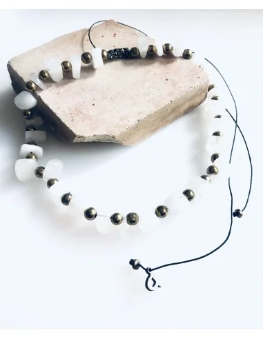 Χειροποίητο γυναικείο κολιέ με λευκές ημιπολύτιμες πέτρες και πέτρες Αιματίτη σε χρυσό