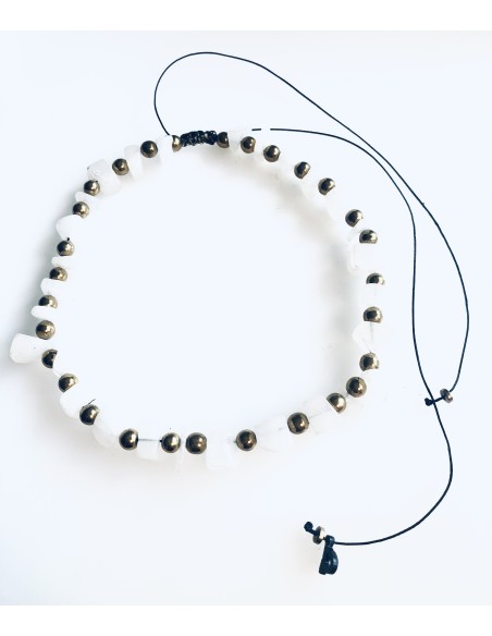 Χειροποίητο γυναικείο κολιέ με λευκές ημιπολύτιμες πέτρες και πέτρες Αιματίτη σε χρυσό Χειροποίητο γυναικείο κολιέ με λευκές ημιπολύτιμες πέτρες και πέτρες Αιματίτη σε χρυσό