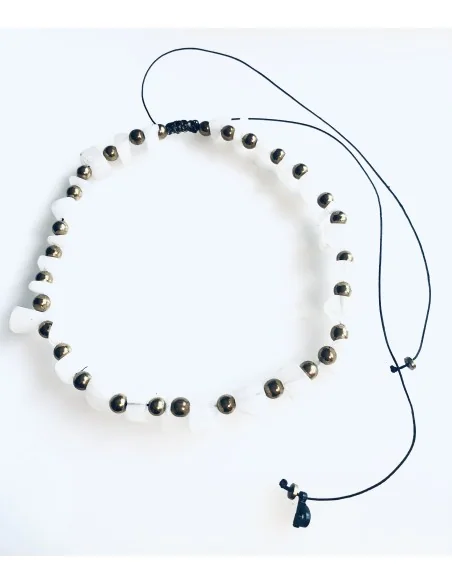 Χειροποίητο γυναικείο κολιέ με λευκές ημιπολύτιμες πέτρες και πέτρες Αιματίτη σε χρυσό