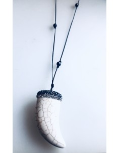 Χειροποίητο κόσμημα κολίε με κρεμαστό στοιχείο δόντι από πέτρα Χαολίτη και πέτρες Αιματίτη Africa 2