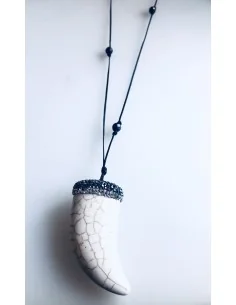 Χειροποίητο κόσμημα κολίε με κρεμαστό στοιχείο δόντι από πέτρα Χαολίτη και πέτρες Αιματίτη Africa 2