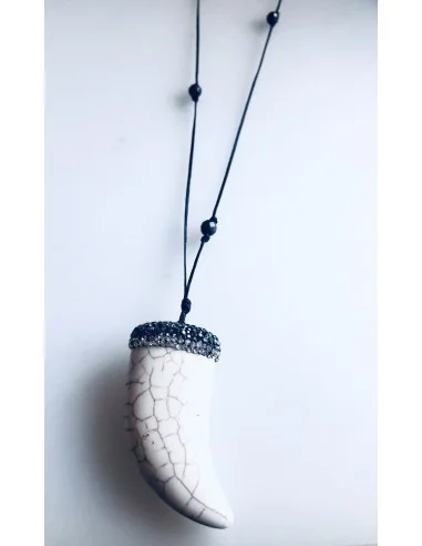 Χειροποίητο κόσμημα κολίε με κρεμαστό στοιχείο δόντι από πέτρα Χαολίτη και πέτρες Αιματίτη Africa