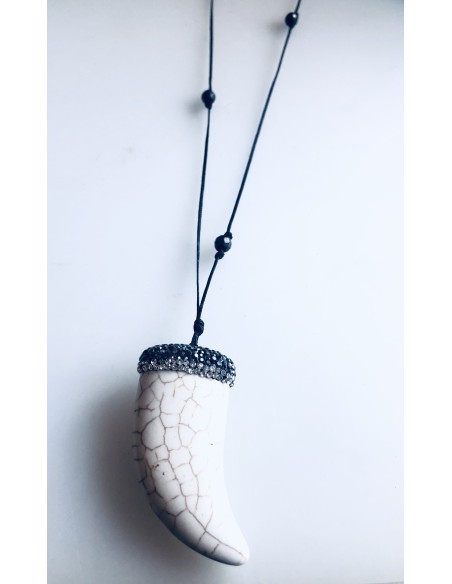 Χειροποίητο κόσμημα κολίε με κρεμαστό στοιχείο δόντι από πέτρα Χαολίτη και πέτρες Αιματίτη Africa Χειροποίητο κόσμημα κολίε με κρεμαστό στοιχείο δόντι από πέτρα Χαολίτη και πέτρες Αιματίτη Africa