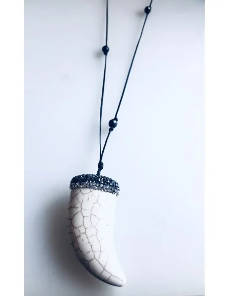 Χειροποίητο κόσμημα κολίε με κρεμαστό στοιχείο δόντι από πέτρα Χαολίτη και πέτρες Αιματίτη Africa