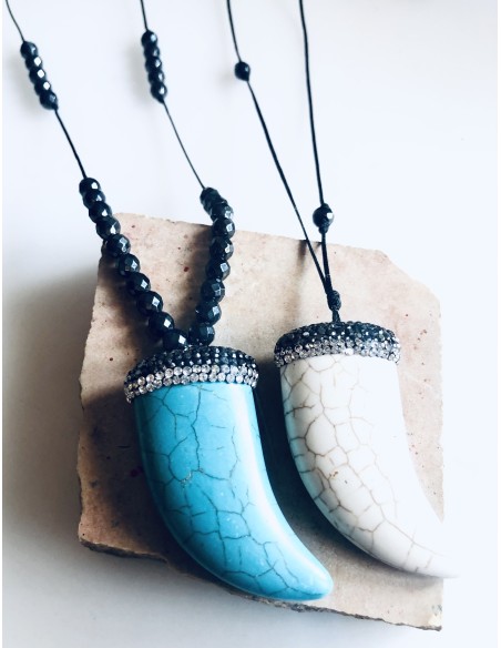 Χειροποίητο κόσμημα κολιέ με κρεμαστό στοιχείο δόντι από πέτρα Χαολίτη και πέτρες Αιματίτη Africa