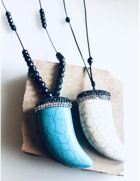 Χειροποίητο κόσμημα κολιέ με κρεμαστό στοιχείο δόντι από πέτρα Χαολίτη και πέτρες Αιματίτη Africa