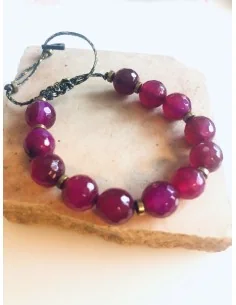 Χειροποίητο βραχιόλι μακραμέ με ημιπολύτιμες πέτρες Αχάτη σε βαθύ φούξια και αιματίτη με αυξομείωση 2