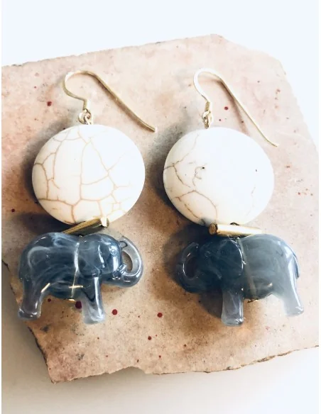 Κόσμημα σκουλαρίκια ελεφαντάκια με πέτρα Xαολίτη σε λευκό και γάντζους από ασήμι 925 επιχρυσωμένο Baby Elephant