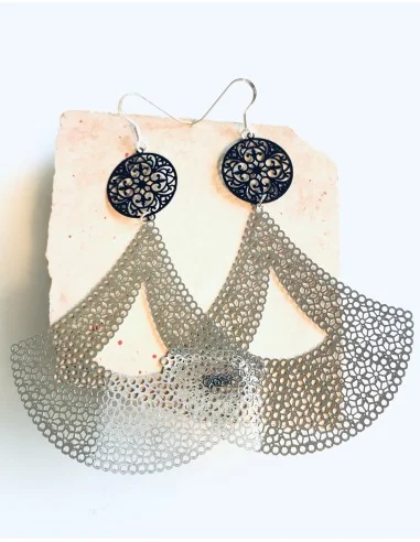Κόσμημα σκουλαρίκια σε ροζ χρυσό ή ασημί χρώμα, συνδυασμένο με μαύρο φιλιγκρί Swings
