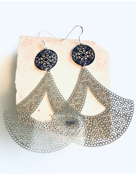 Κόσμημα σκουλαρίκια σε ροζ χρυσό ή ασημί χρώμα, συνδυασμένο με μαύρο φιλιγκρί Swings