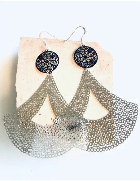 Κόσμημα σκουλαρίκια σε ροζ χρυσό ή ασημί χρώμα, συνδυασμένο με μαύρο φιλιγκρί Swings