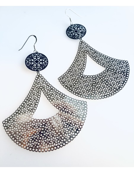 Κόσμημα σκουλαρίκια σε ροζ χρυσό ή ασημί χρώμα, συνδυασμένο με μαύρο φιλιγκρί Swings