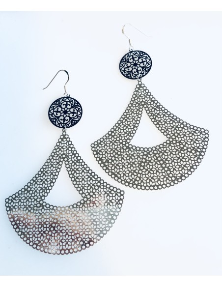 Κόσμημα σκουλαρίκια σε ροζ χρυσό ή ασημί χρώμα, συνδυασμένο με μαύρο φιλιγκρί Swings