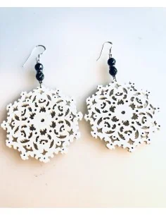 Κόσμημα σκουλαρίκια με διάτρητο ξύλινο στοιχείο σε σχήμα λουλουδιού σε λευκό χρώμα και πέτρες Αιματίτη Flowers 2