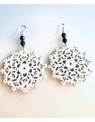 Κόσμημα σκουλαρίκια με διάτρητο ξύλινο στοιχείο σε σχήμα λουλουδιού σε λευκό χρώμα και πέτρες Αιματίτη Flowers