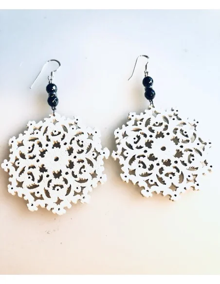 Κόσμημα σκουλαρίκια με διάτρητο ξύλινο στοιχείο σε σχήμα λουλουδιού σε λευκό χρώμα και πέτρες Αιματίτη Flowers