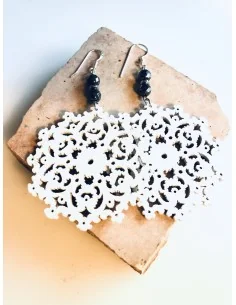 Κόσμημα σκουλαρίκια με διάτρητο ξύλινο στοιχείο σε σχήμα λουλουδιού σε λευκό χρώμα και πέτρες Αιματίτη Flowers