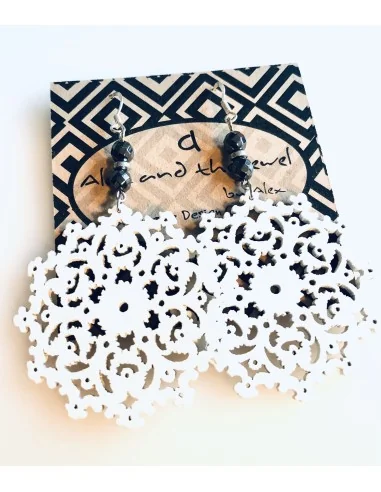 Κόσμημα σκουλαρίκια με διάτρητο ξύλινο στοιχείο σε σχήμα λουλουδιού σε λευκό χρώμα και πέτρες Αιματίτη Flowers