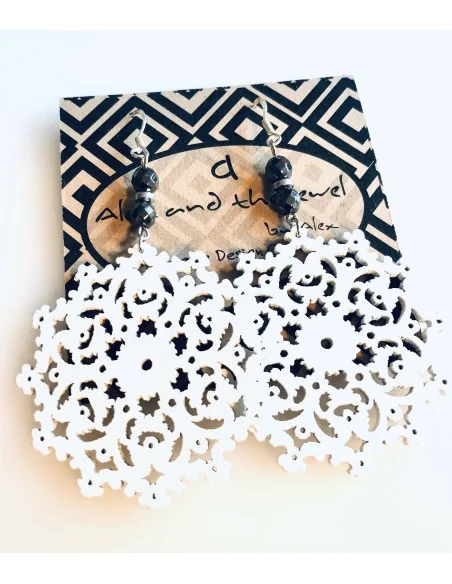 Κόσμημα σκουλαρίκια με διάτρητο ξύλινο στοιχείο σε σχήμα λουλουδιού σε λευκό χρώμα και πέτρες Αιματίτη Flowers