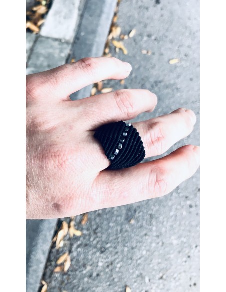 Χειροποίητο γυναικείο μακραμέ μαύρο δαχτυλίδι με ασημί πέτρες Αιματίτη Joan
