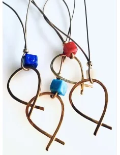 Χειροποίητο γυναικείο επίχρυσο κολιέ ψαράκι, δεμένο σε δερμάτινο κορδόνι με χρωματιστό κύβο από σμάλτο Salty 2