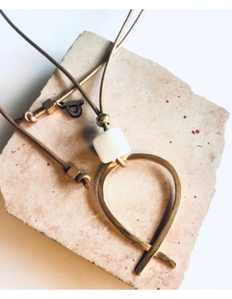 Χειροποίητο γυναικείο επίχρυσο κολιέ ψαράκι, δεμένο σε δερμάτινο κορδόνι με χρωματιστό κύβο από σμάλτο Salty