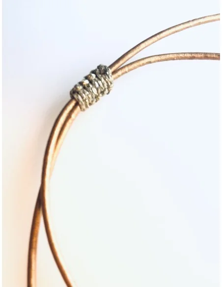 Χειροποίητο γυναικείο επίχρυσο κολιέ ψαράκι, δεμένο σε δερμάτινο κορδόνι με χρωματιστό κύβο από σμάλτο Salty