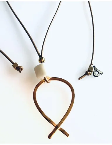 Χειροποίητο γυναικείο επίχρυσο κολιέ ψαράκι, δεμένο σε δερμάτινο κορδόνι με χρωματιστό κύβο από σμάλτο Salty