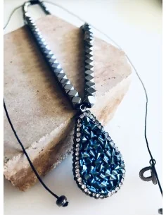 Χειροποίητο γυναικείο κολιέ με κεντρικό στοιχείο από Αιματίτη σε μπλε και ημιπολύτιμες πέτρες Αιματίτη στο κορδόνι Serifos 2