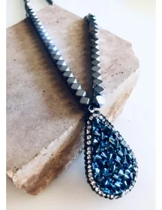 Χειροποίητο γυναικείο κολιέ με κεντρικό στοιχείο από Αιματίτη σε μπλε και ημιπολύτιμες πέτρες Αιματίτη στο κορδόνι Serifos