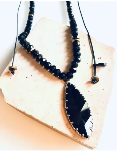 Χειροποίητο γυναικείο κολιέ με κεντρικό στοιχείο από μαύρο κρύσταλλο, διακοσμητικά μαύρα κρύσταλλα Magica