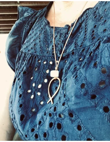 Χειροποίητο γυναικείο επίχρυσο κολιέ ψαράκι, δεμένο σε δερμάτινο κορδόνι με χρωματιστό κύβο από σμάλτο Salty