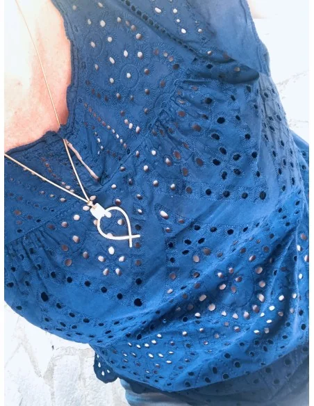 Χειροποίητο γυναικείο επίχρυσο κολιέ ψαράκι, δεμένο σε δερμάτινο κορδόνι με χρωματιστό κύβο από σμάλτο Salty