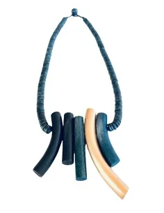 Χειροποίητο γυναικείο ξύλινο κολιέ σε μαύρο, χρυσό και λαδί The Chief