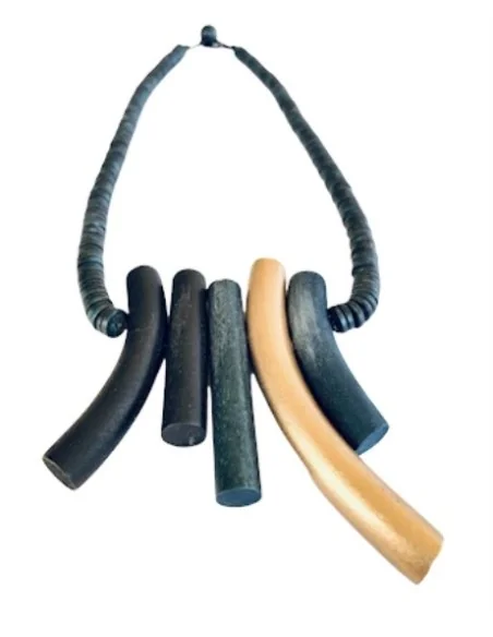 Χειροποίητο γυναικείο ξύλινο κολιέ σε μαύρο, χρυσό και λαδί The Chief