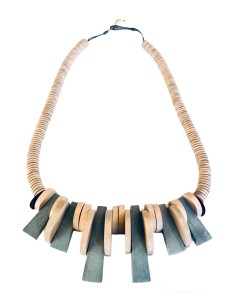 Χειροποίητο γυναικείο κολιέ από ξύλο σε μπεζ και χακί Mohican 2