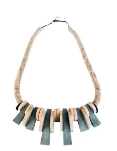 Χειροποίητο γυναικείο κολιέ από ξύλο σε μπεζ και χακί Mohican