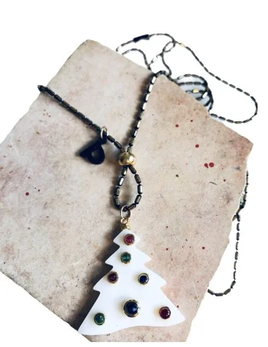 Χειροποίητο γυναικείο κολιέ από φίλντισι σε σχέδιο Έλατο σε λευκό με πολύχρωμα κρύσταλλα Christmas tree