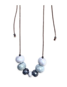 Χειροποίητο γυναικείο κολιέ με κεραμικά στοιχεία σε σχέδιο μπίλιας σε λευκό, βεραμάν και μεταλλικό γκρι Amorgos