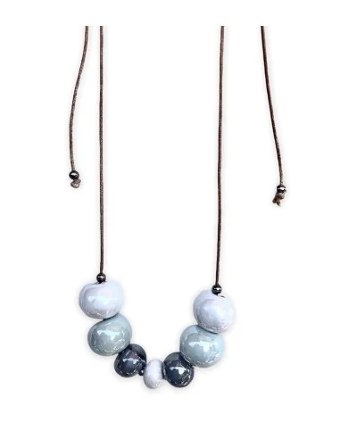 Χειροποίητο γυναικείο κολιέ με κεραμικά στοιχεία σε σχέδιο μπίλιας σε λευκό, βεραμάν και μεταλλικό γκρι Amorgos