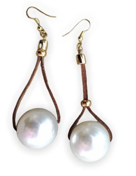 Κόσμημα σκουλαρίκια πέρλα σε καφέ σουέτ δέρμα και γάντζους από ασήμι 925 επιχρυσωμένο Perle Queen